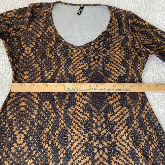 V-Neck Long Sleeve Snake-Print Dress in Brown and Black, medium - Picture 5 of 8